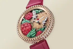 Das Zifferblatt der Van Cleef & Arpels Perlée Extraordinaire Fruits Enchantés Framboise Ref. VCARPEV200.