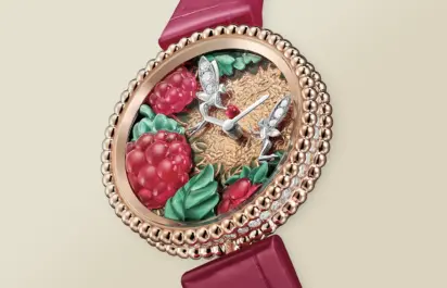 Das Zifferblatt der Van Cleef & Arpels Perlée Extraordinaire Fruits Enchantés Framboise Ref. VCARPEV200.