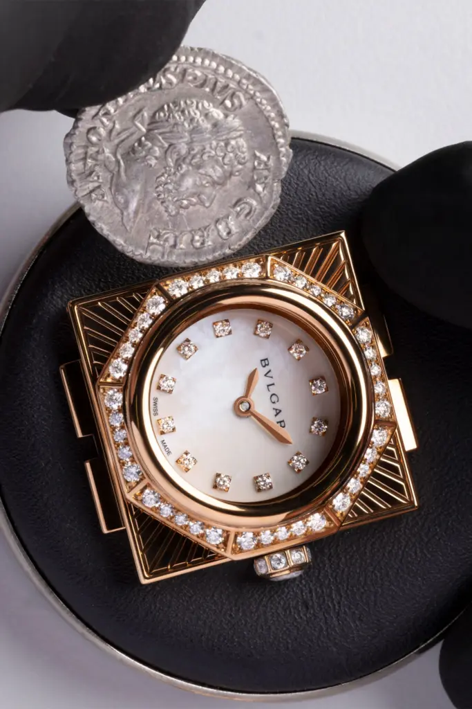 geöffneter Uhrenkopf der Maglia Milanaise Monete von Bulgari