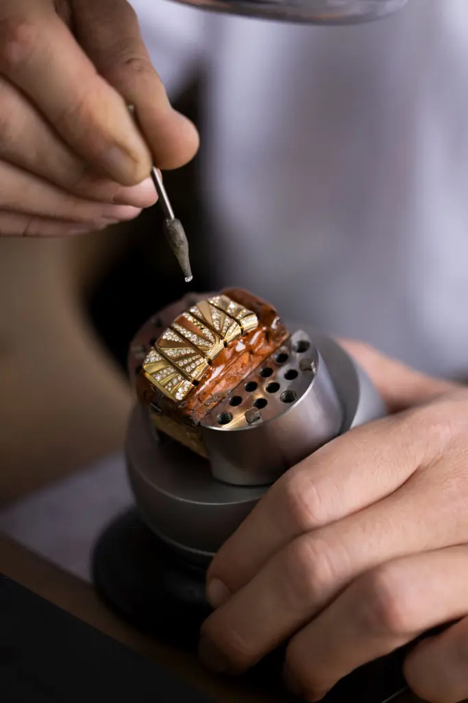 Fassen der Diamanten auf dem Armband der Tubgas Manchette. von Bulgari