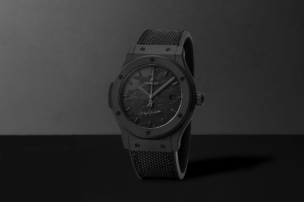 Frontansicht der Hublot Yohji Yamamoto All Black Uhr mit schwarzem Gehäuse und strukturiertem Zifferblatt.