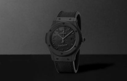 Frontansicht der Hublot Yohji Yamamoto All Black Uhr mit schwarzem Gehäuse und strukturiertem Zifferblatt.