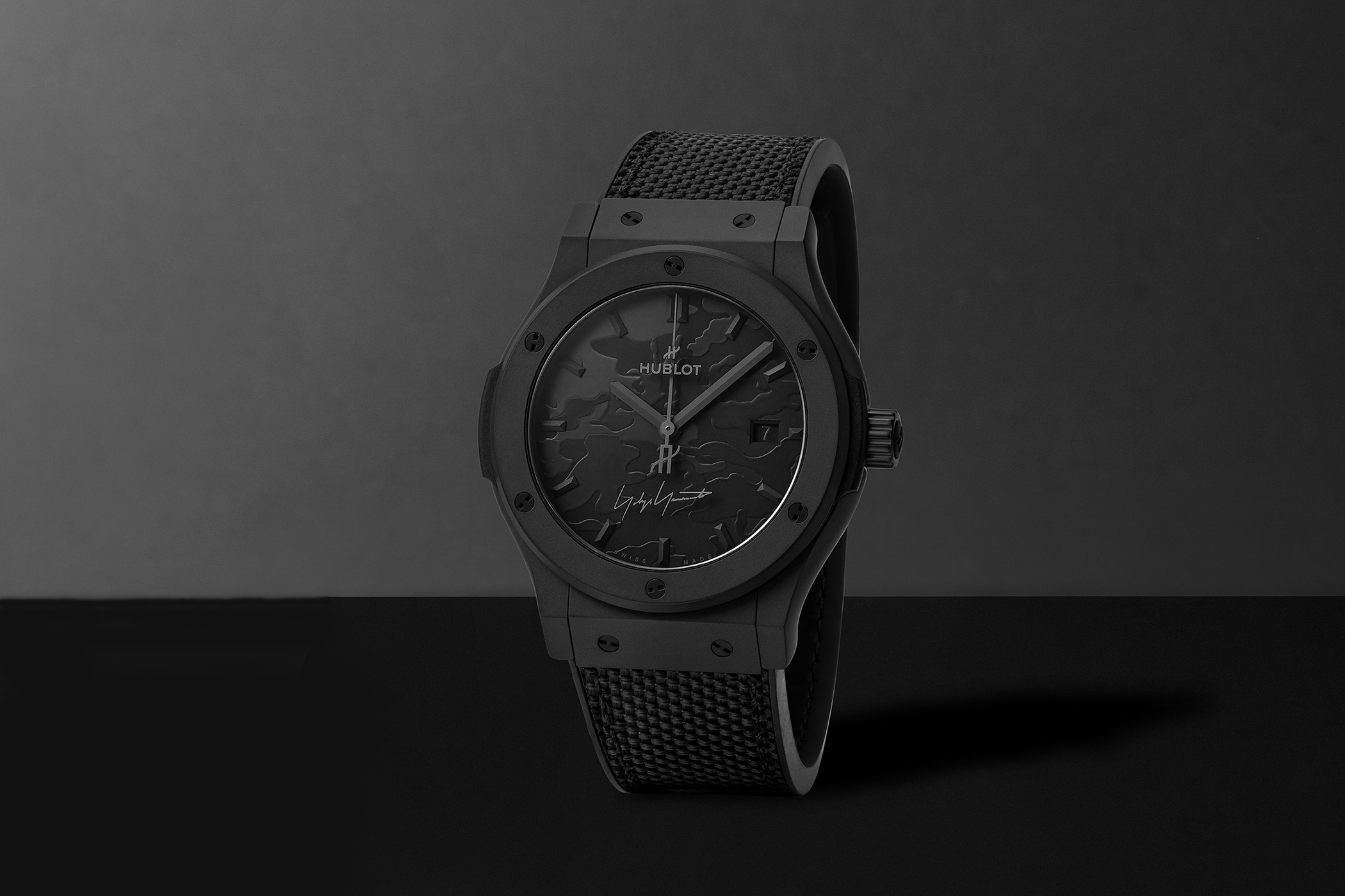 Frontansicht der Hublot Yohji Yamamoto All Black Uhr mit schwarzem Gehäuse und strukturiertem Zifferblatt.