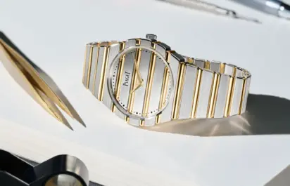 Piaget Polo 79 Two Tone auf der Seite neben einer Pinzette und Lupe liegend