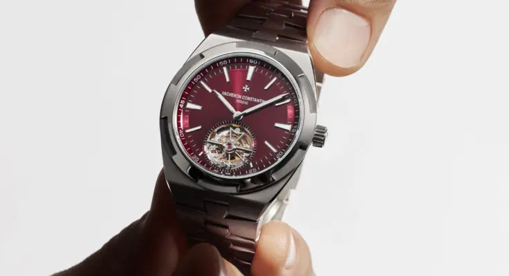 Zwei Hände halten die Overseas Tourbillon aus Titan von Vacheron Constantin