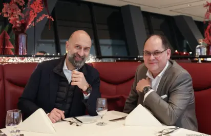 Federico Magno, CEO von MHP, und Rolf Bergmann, Managing Director von Porsche Design Timepieces.