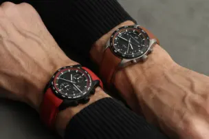 Die Porsche Design Custom Built Timepieces Chronograph und Globetimer am Handgelenk.