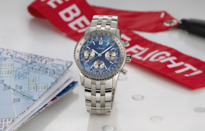 Die Sinn 903 Ti II Jubiläum Chronograph mit blauem Zifferblatt, silbernen Totalisatoren, Tachymeter- und Rechenschieber-Skala sowie mehrgliedrigem Edelstahlarmband, frontal aufgenommen.