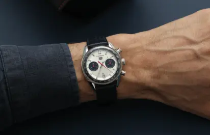 Die Wempe Signature Collection x TAG Heuer Carrera Chronograph am Handgelenk.