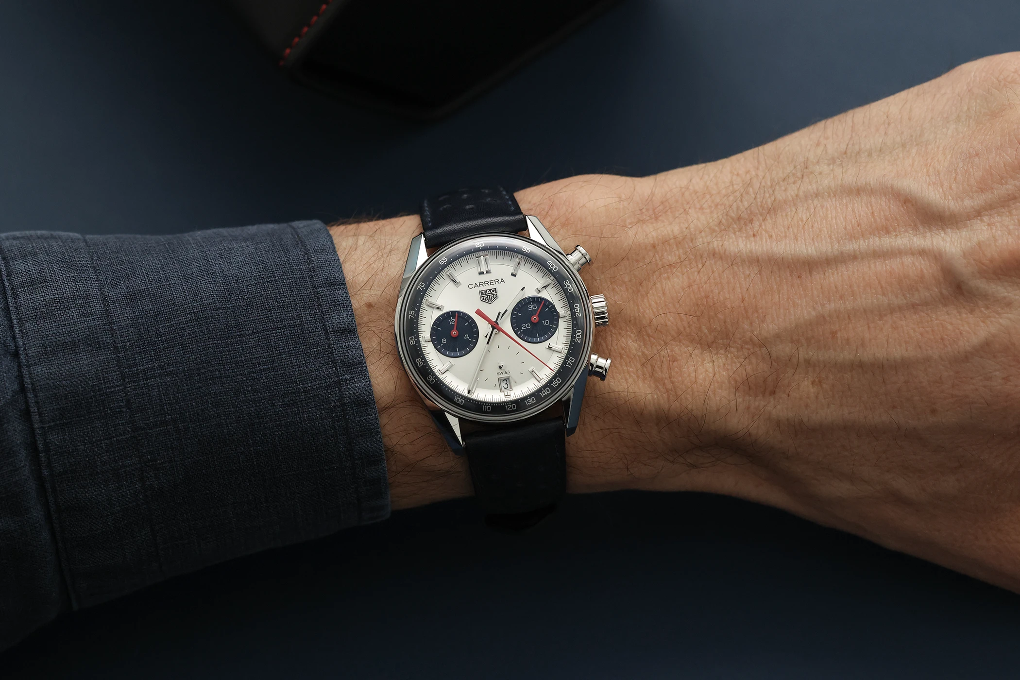 Die Wempe Signature Collection x TAG Heuer Carrera Chronograph am Handgelenk.