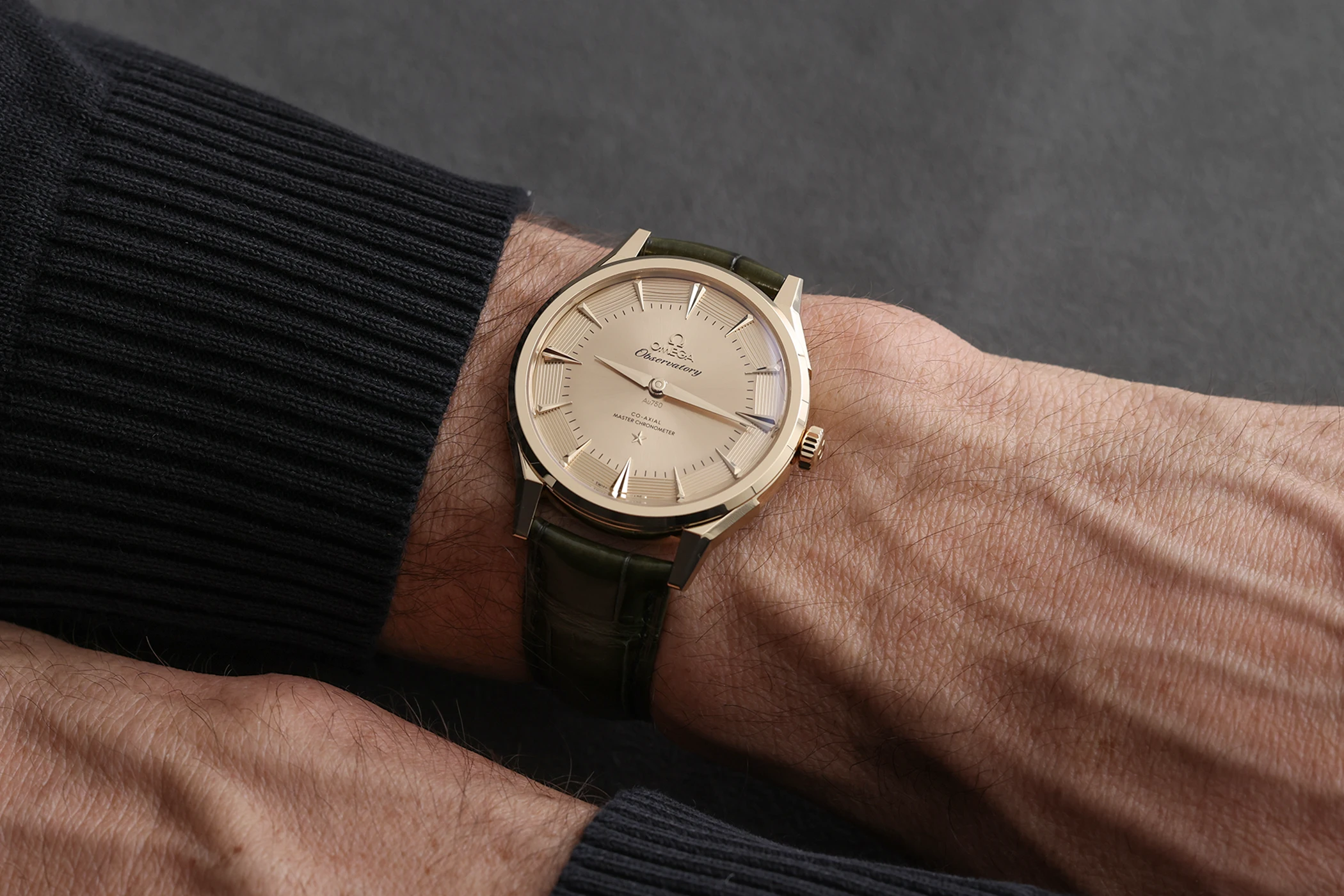 Die Omega Constellation Observatory Ref. 140.53.39.21.99.001 am Handgelenk.