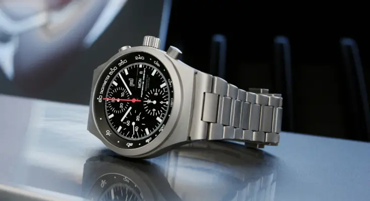 Der Porsche Design Chronograph 1 – All Titanium Numbered Edition Ref. 6043.7.02.001.02.5 von vorn.