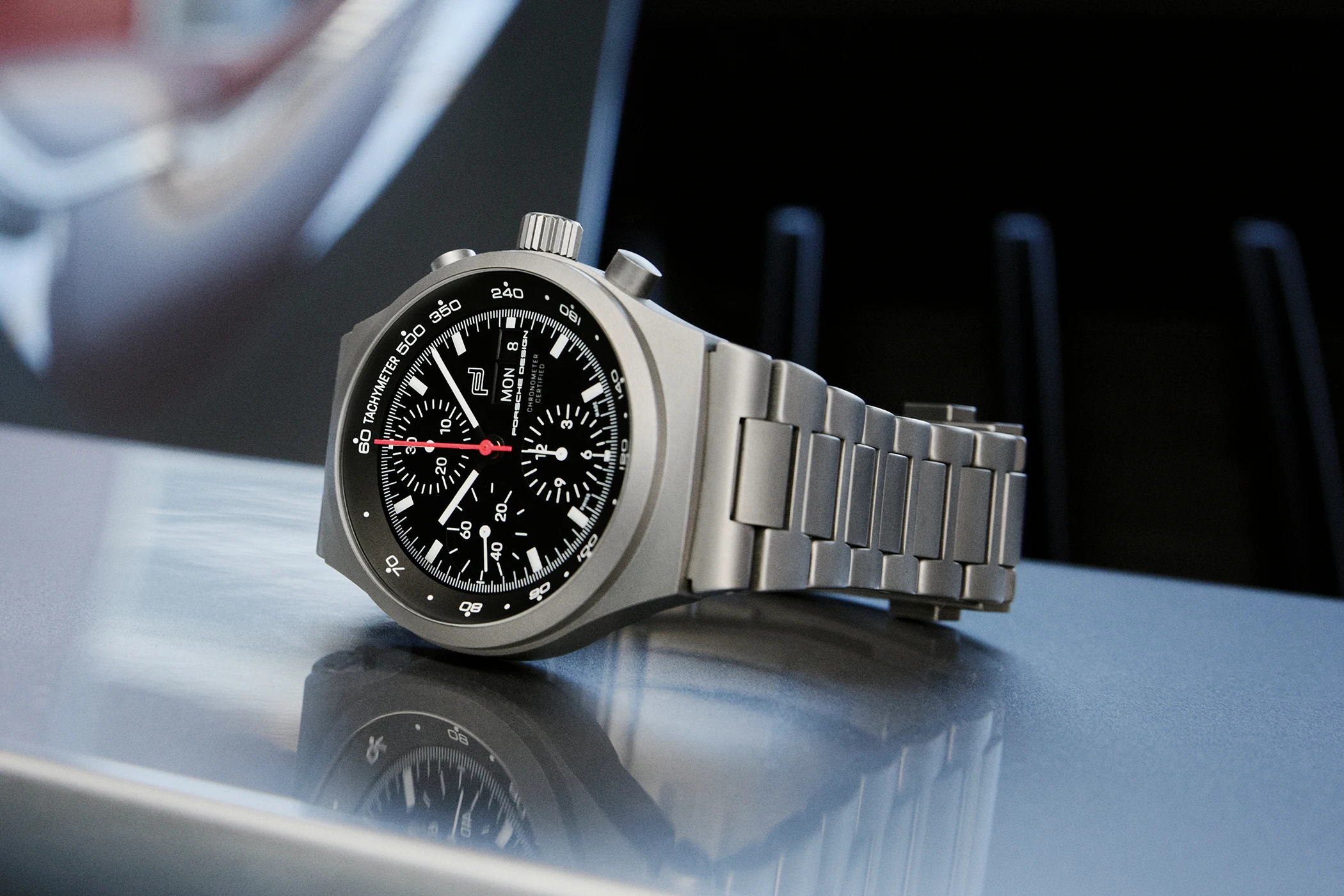 Der Porsche Design Chronograph 1 – All Titanium Numbered Edition Ref. 6043.7.02.001.02.5 von vorn.