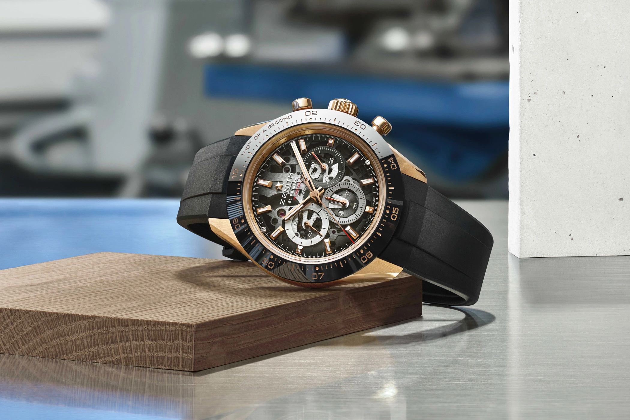 Chronomaster Sport Skeleton von Zenith aus Roségold mit Kautschukarmband, auf der Seite liegend