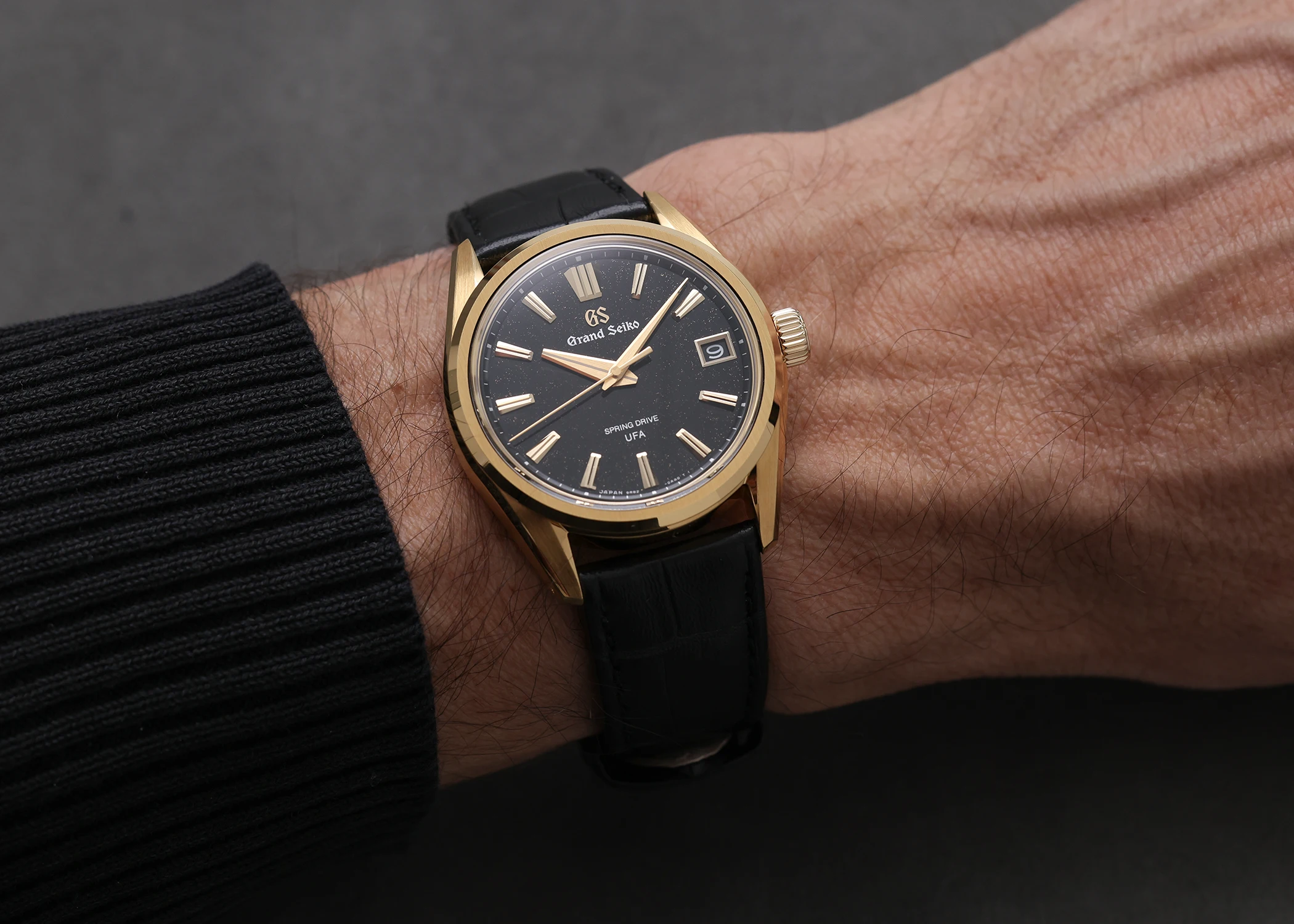 Die Grand Seiko Evolution 9 Kollektion SLGB006 Ice Forest at Dawn am Handgelenk.