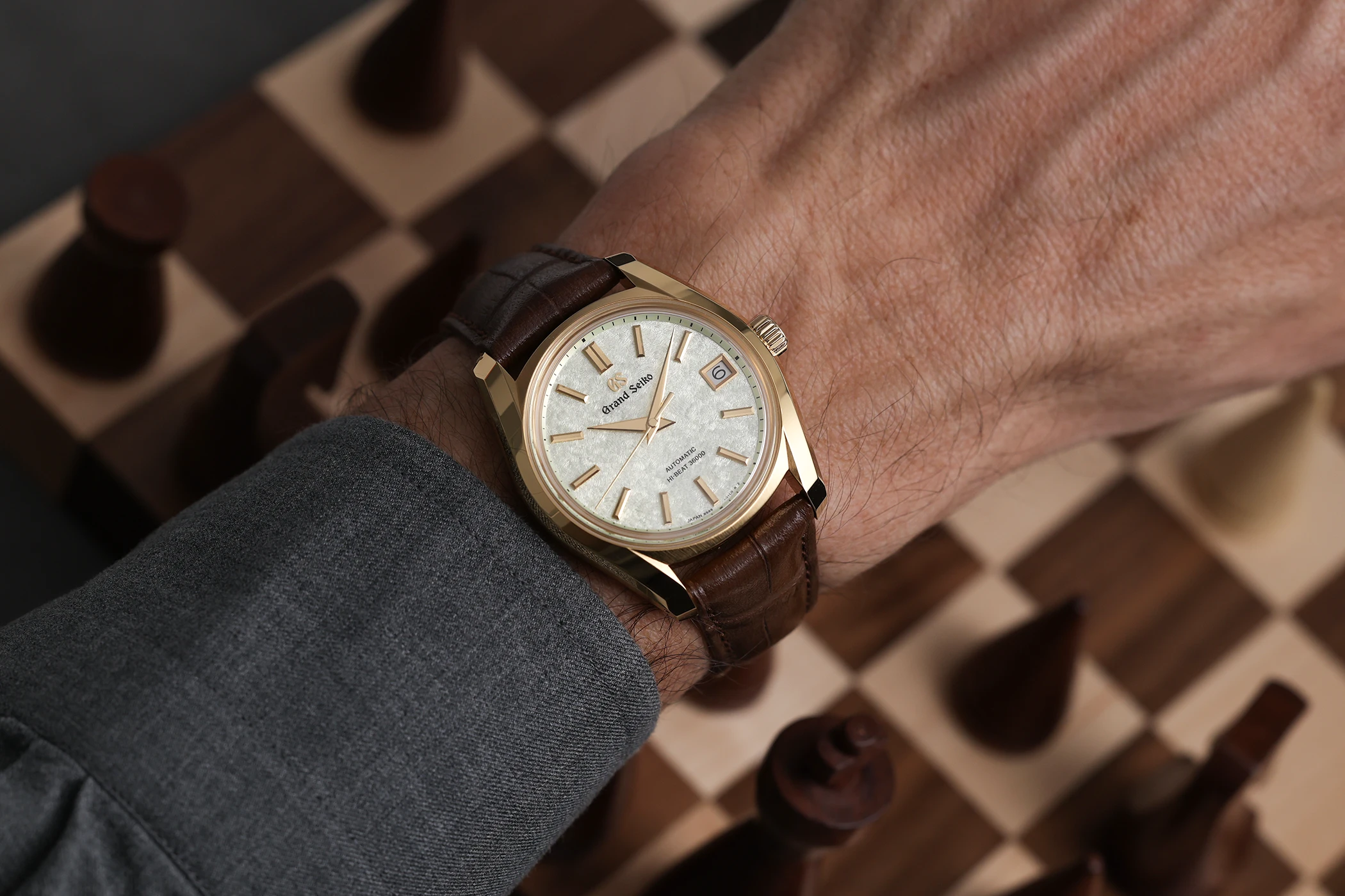 Die Grand Seiko Heritage Collection 62GS SBGH376 Sakura Wakaba am Handgelenk.