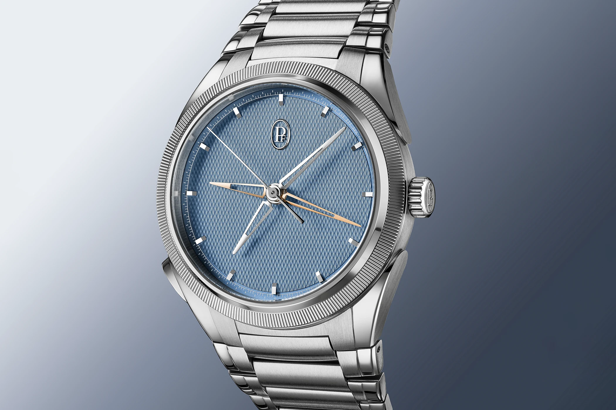 Die Parmigiani Fleurier Tonda PF Chronographe Mysterieux ist in der Vorderansicht zu sehen.