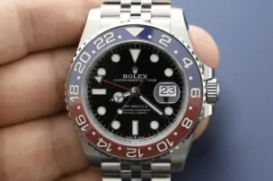 Eine Nahaufnahme der Rolex ref. 126710BLRO