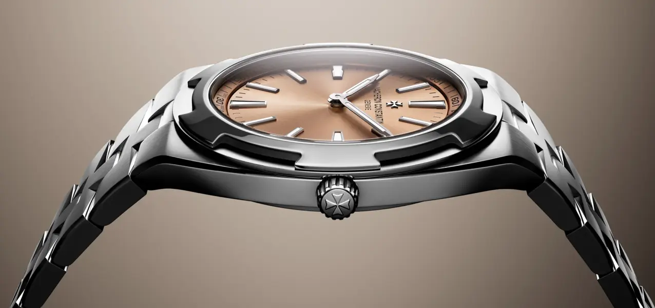 Die Vacheron Constantin Overseas Automatic Ultrathin mit Kaliber 2550 ist in der horizontalen Seitenansicht zu sehen.