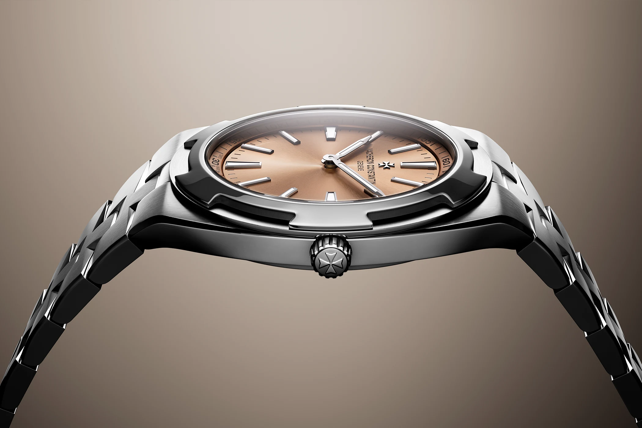 Die Vacheron Constantin Overseas Automatic Ultrathin mit Kaliber 2550 ist in der horizontalen Seitenansicht zu sehen.