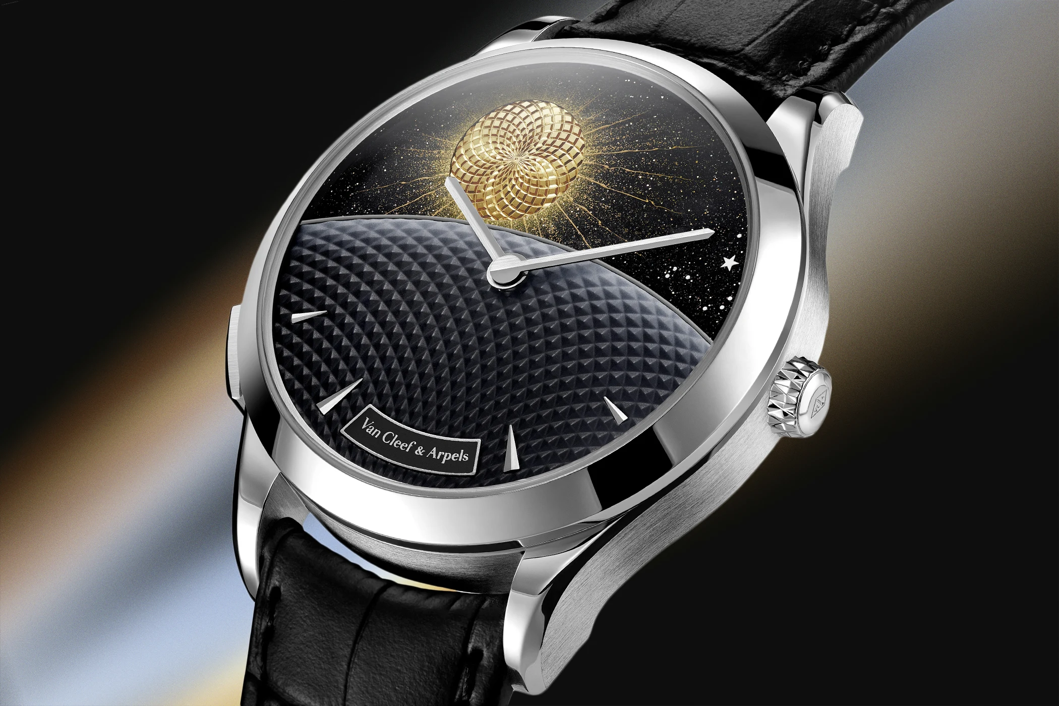 Die diagonale Frontansicht der Van Cleef & Arpels Midnight Jour Nuit Phase de Lune.