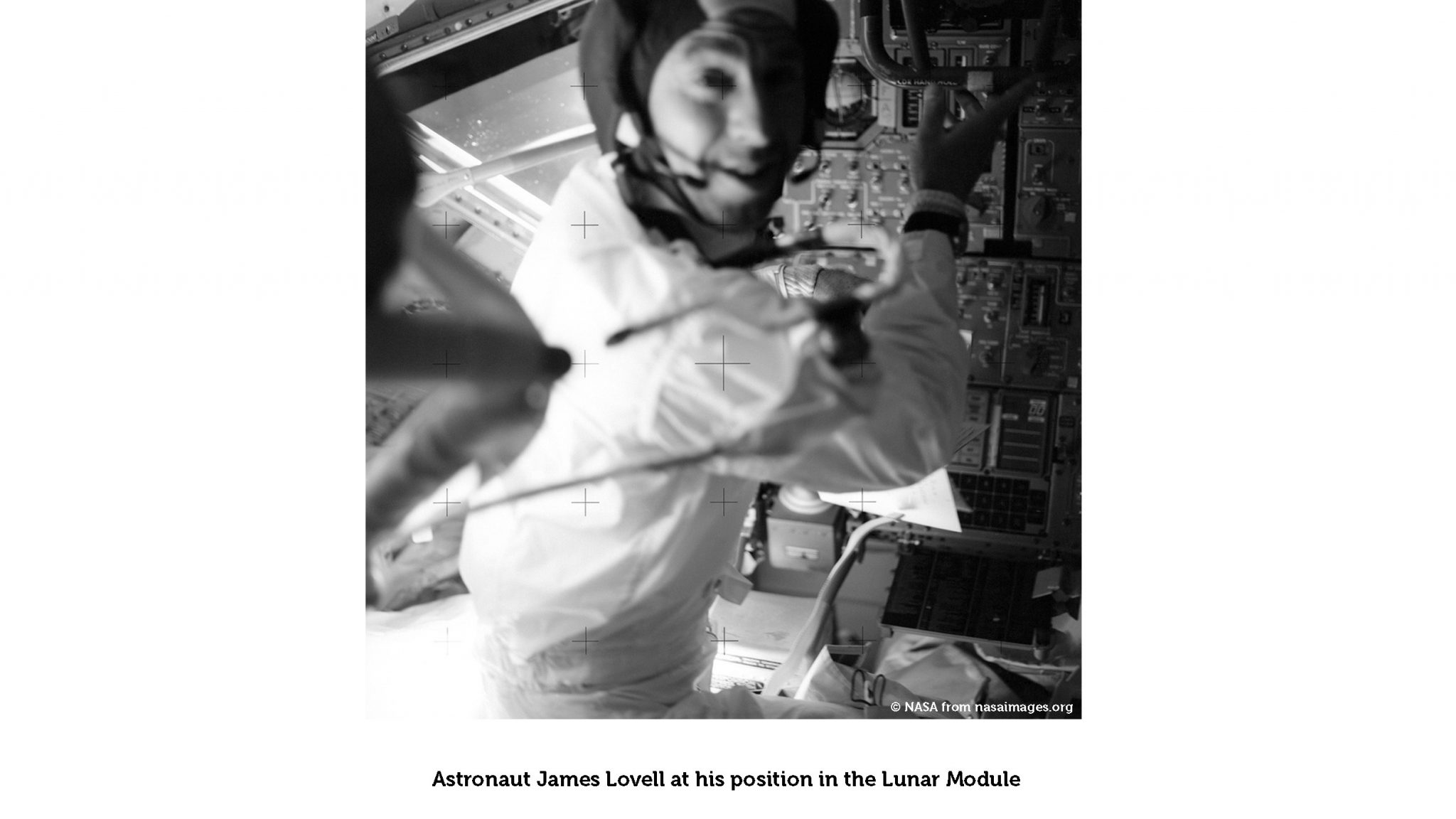 Astronaut James A. Lovell auf seiner Position in der Mondlandefähre