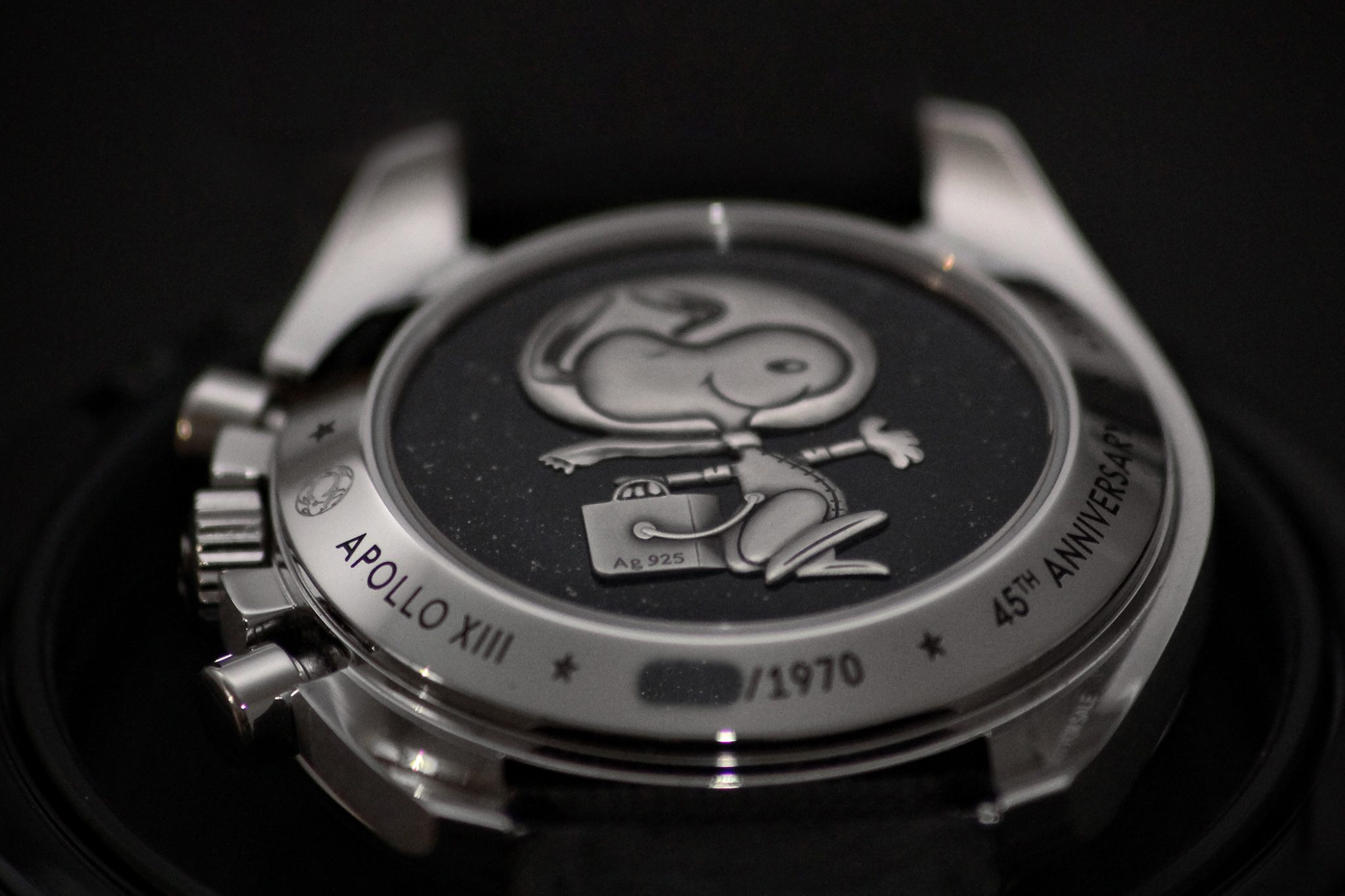 OMEGA Speedmaster Apollo 13 45th Anniversary Silver Snoopy Award Limited Edition. Auf dem Gehäuseboden: Snoopy im Raumanzug