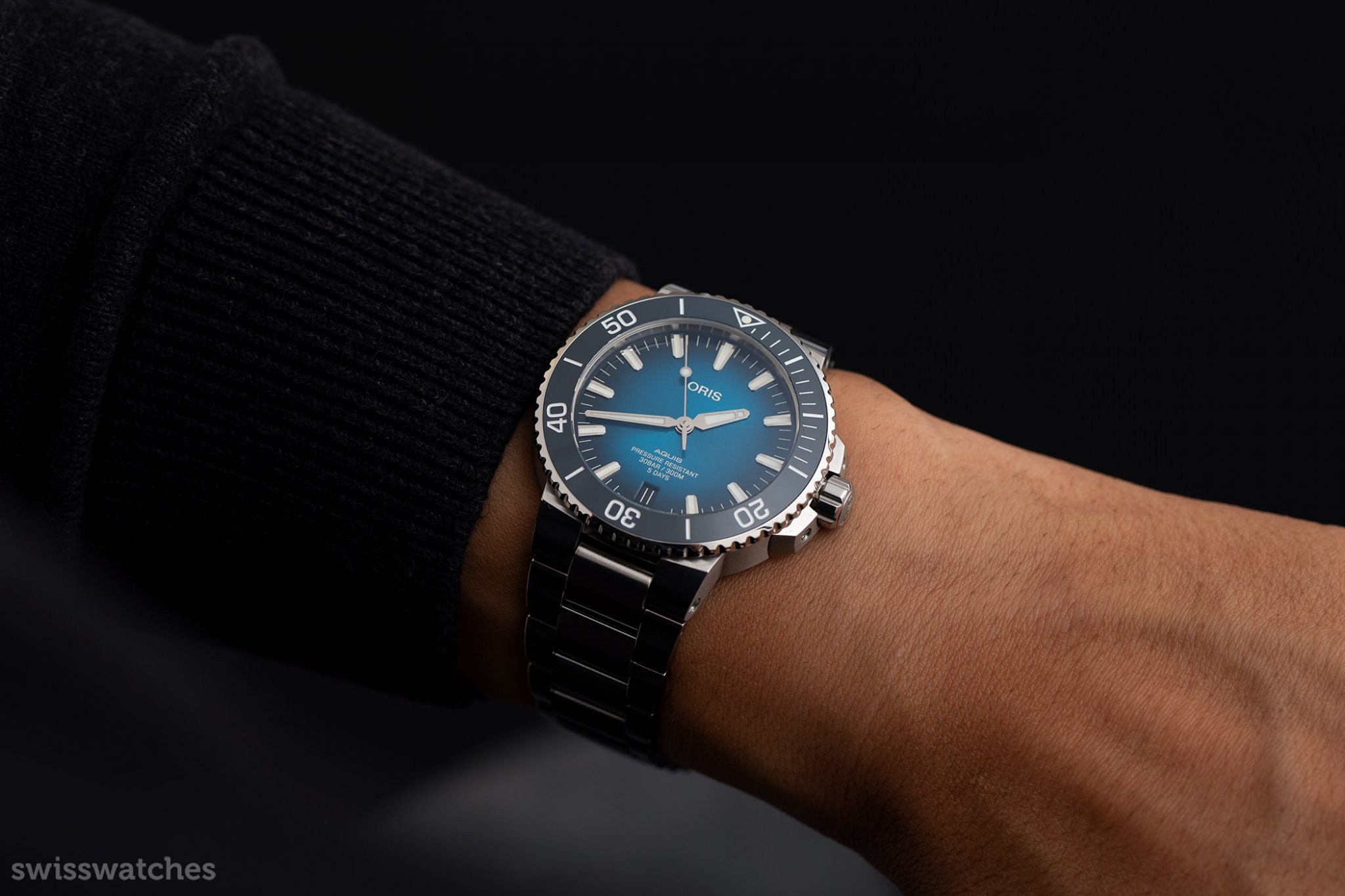 Oris-Aquis-Date-Calibre-400-01-400-7763-4135-07-8-24-09PEB-handgelenk