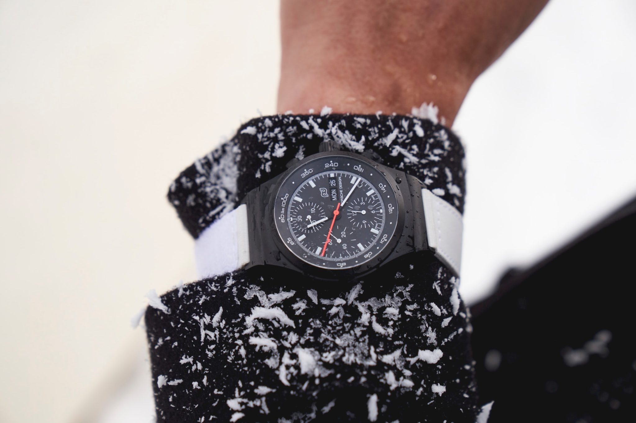 Porsche-Design-Chronograph-1-GP-2022-Edition-Case waterproof water drops wristshot