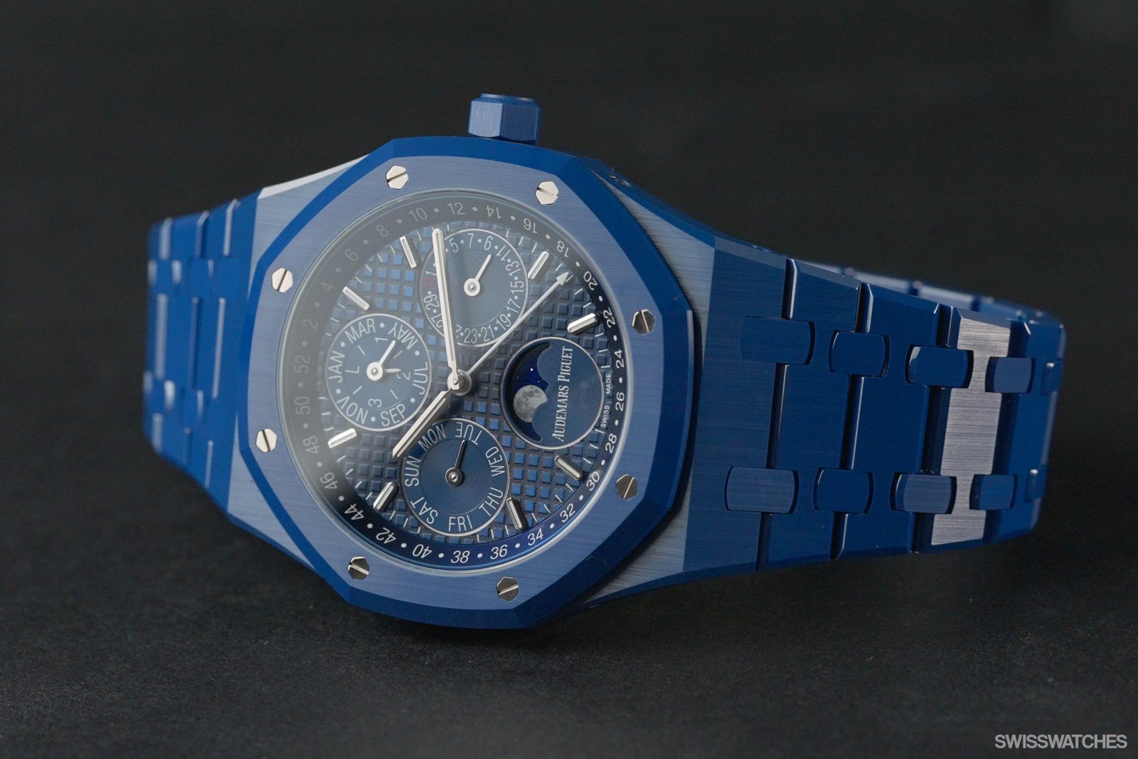 Die Audemars Piguet Royal Oak Ewiger Kalender aus blauer Keramik  Swisswatches Magazine