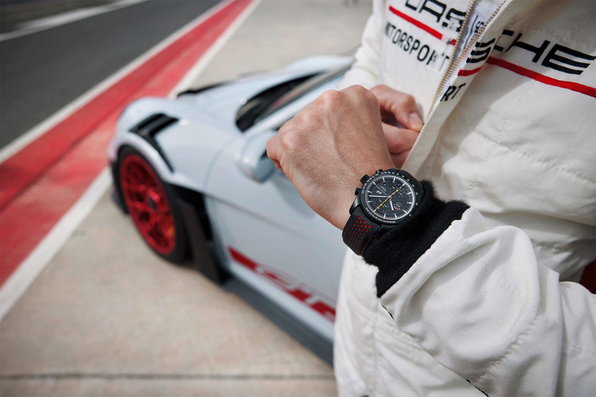 Porsche-Design-Chronograph-911-GT3-RS-am-Handgelenk-1