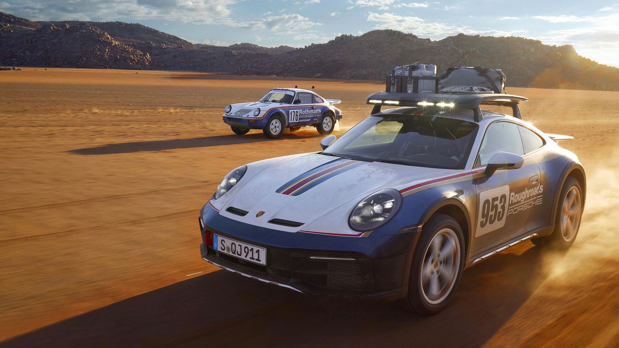 Porsche-911-Dakar-Fahrzeug-in-der-Wueste-1