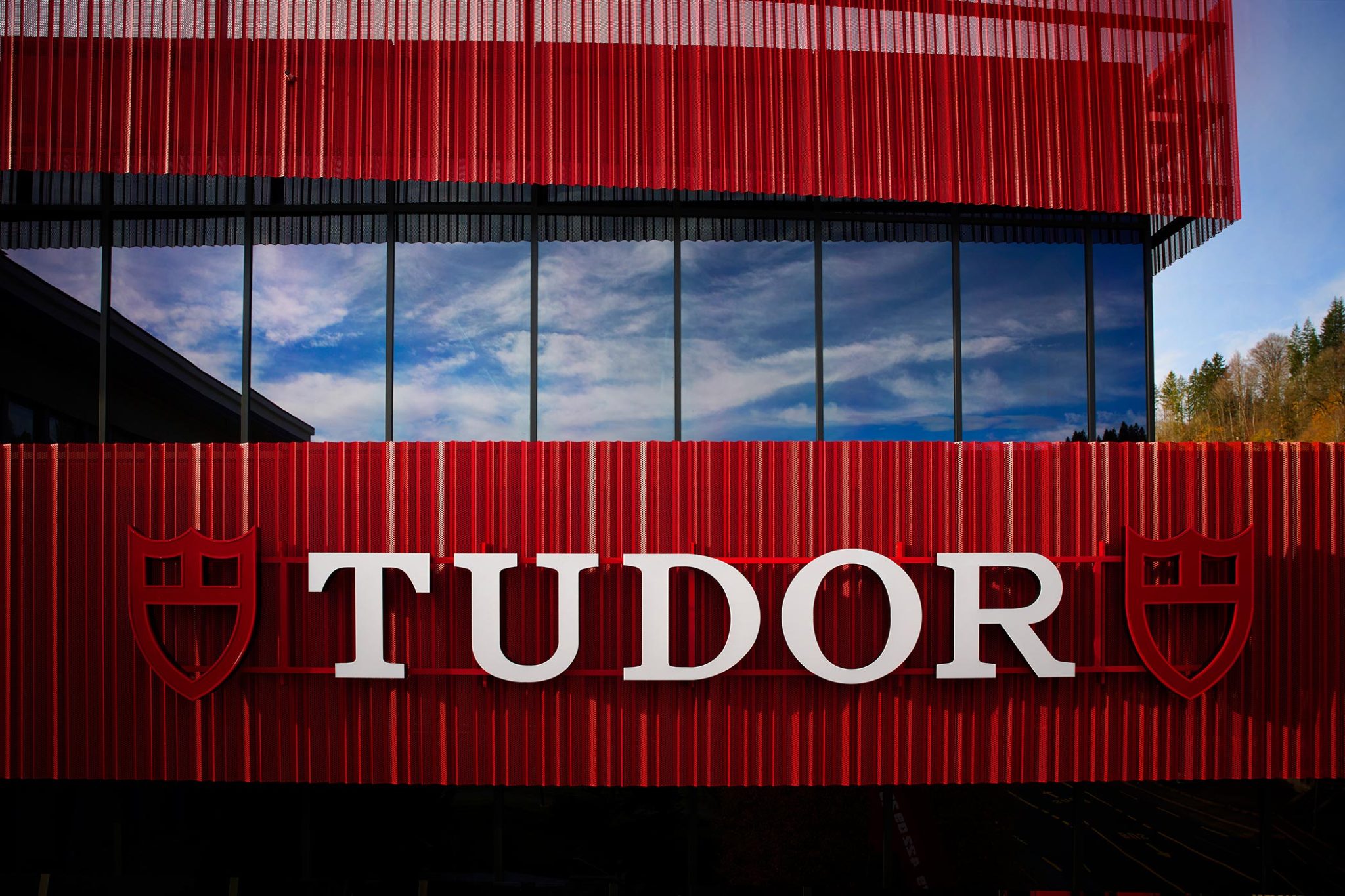 TUDOR-Manufaktur-in-LeLocle-Fassade-in-Rot