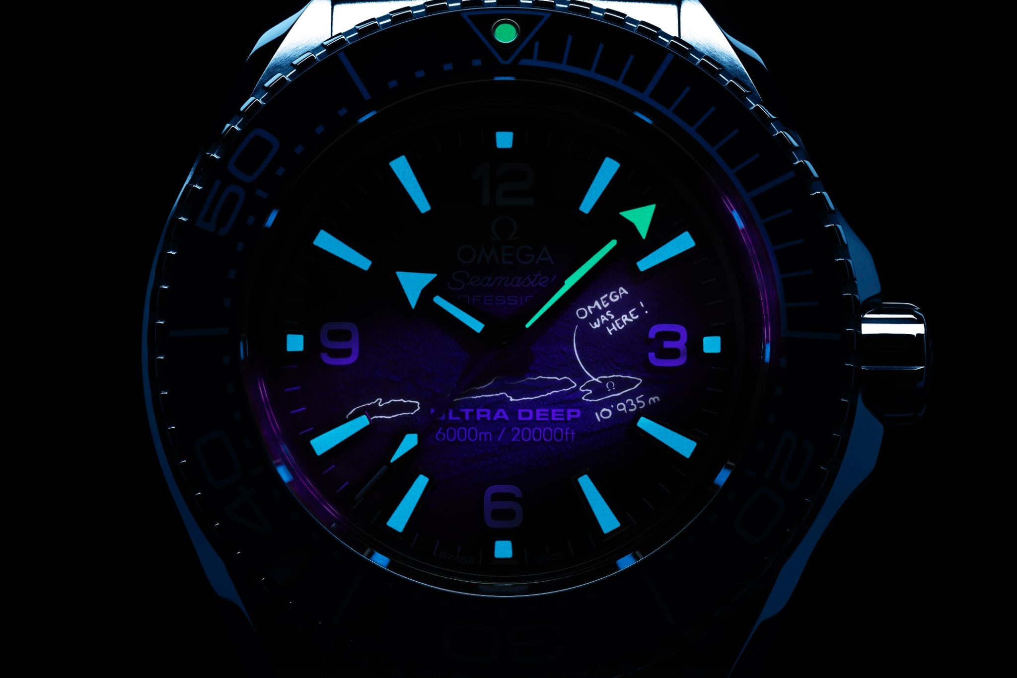 OMEGA-MYKONOS-Seamaster-Sumer-Blue-OMEGA-215.30.46.21.03.002-SEA-UD-close-up-UV