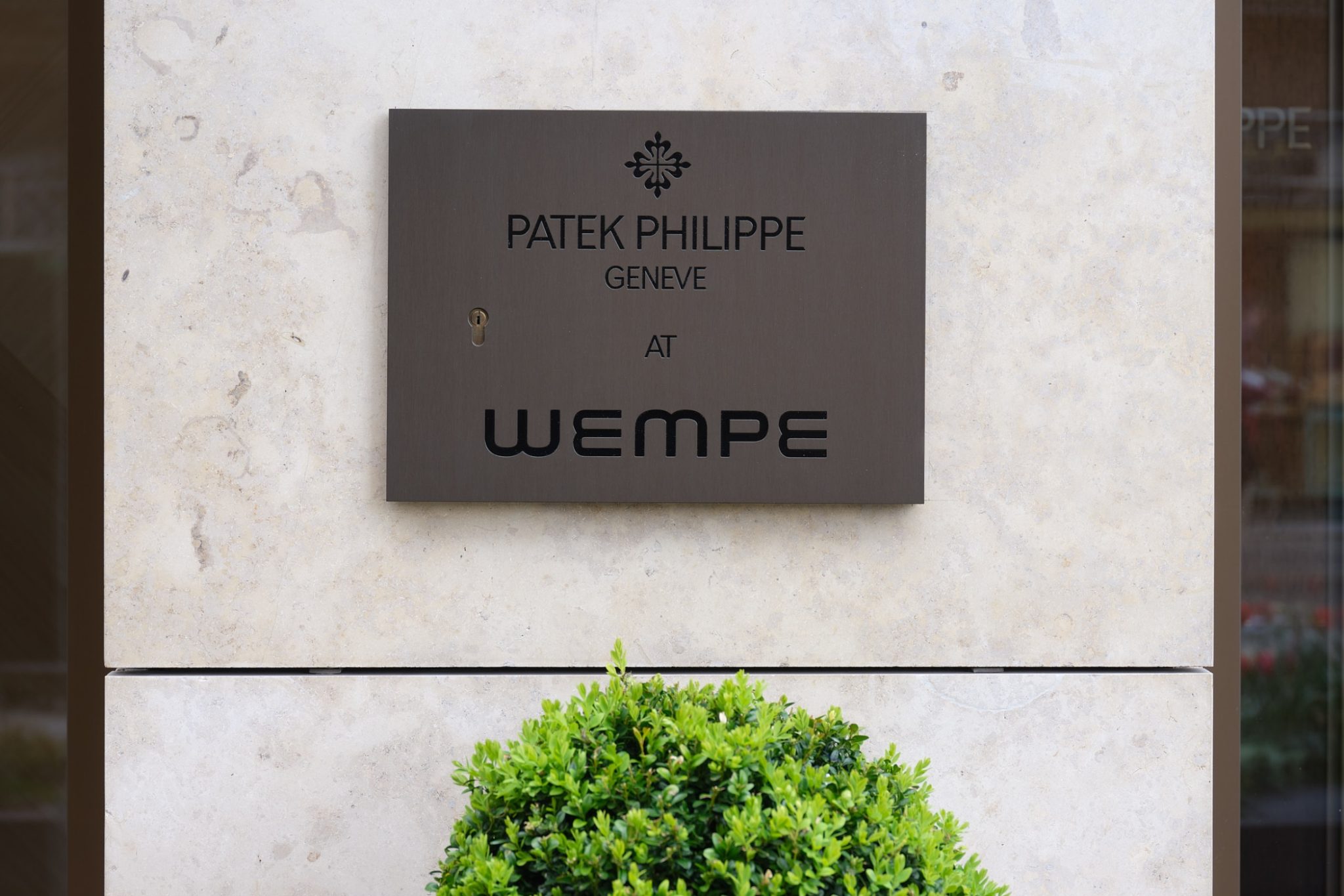 Patek-Philippe-Boutique-Hamburg-Wempe-Detail_Facade_Door_Sign