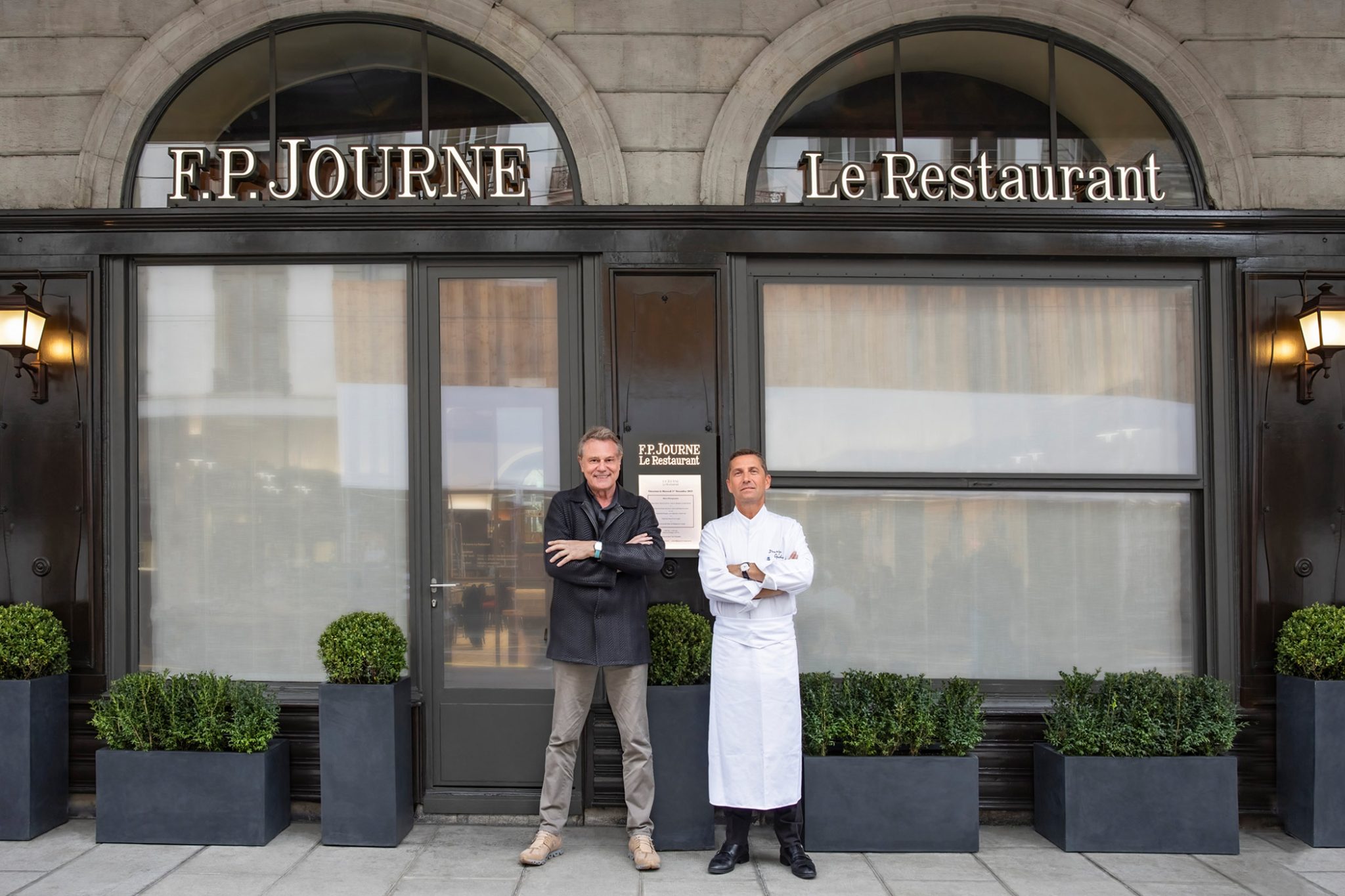 François-Paul Journe und Dominique Gauthier vor dem Restaurant