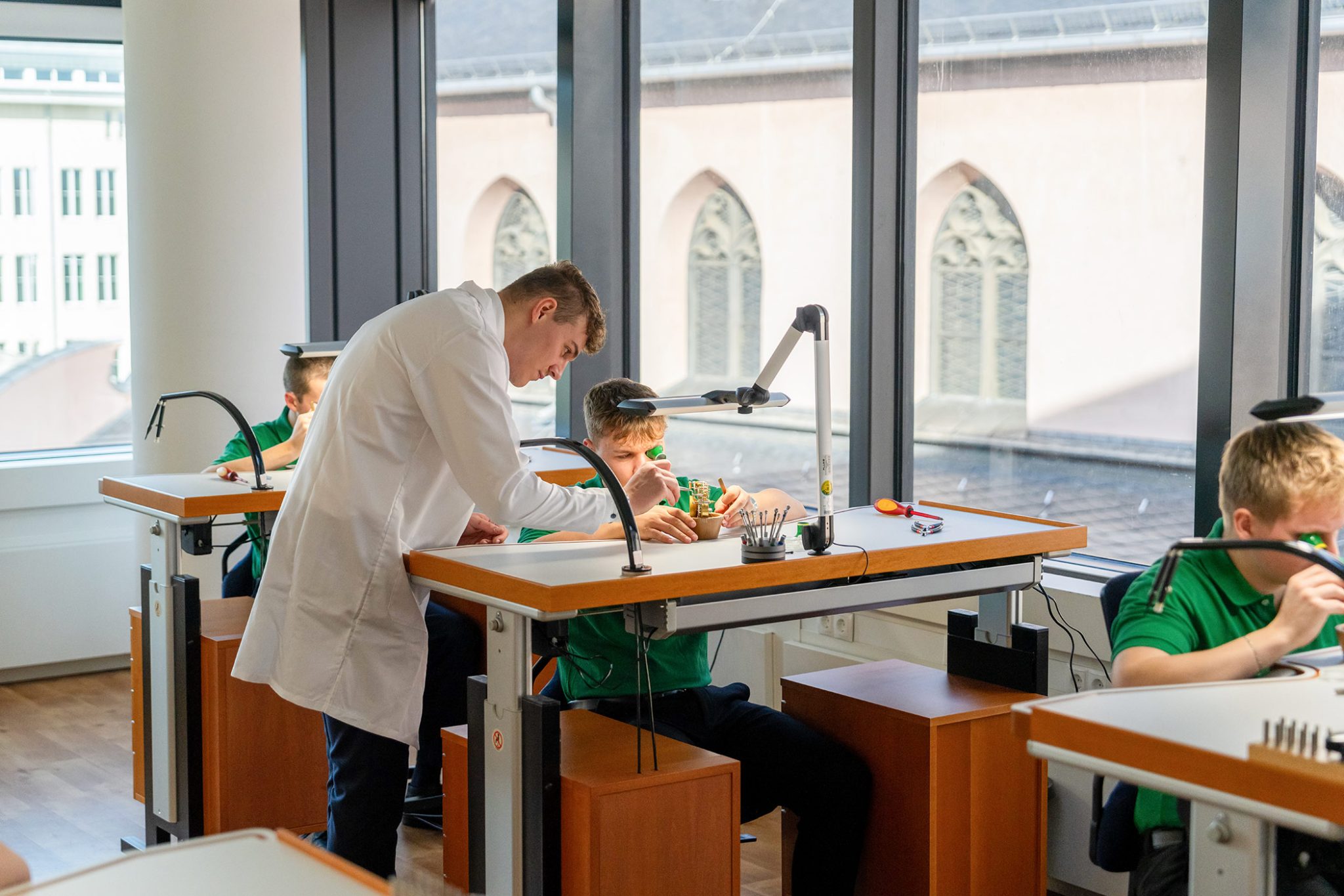 neues-rolex-deutschland-ausbildungszentrum-auszubildende-im-unterricht