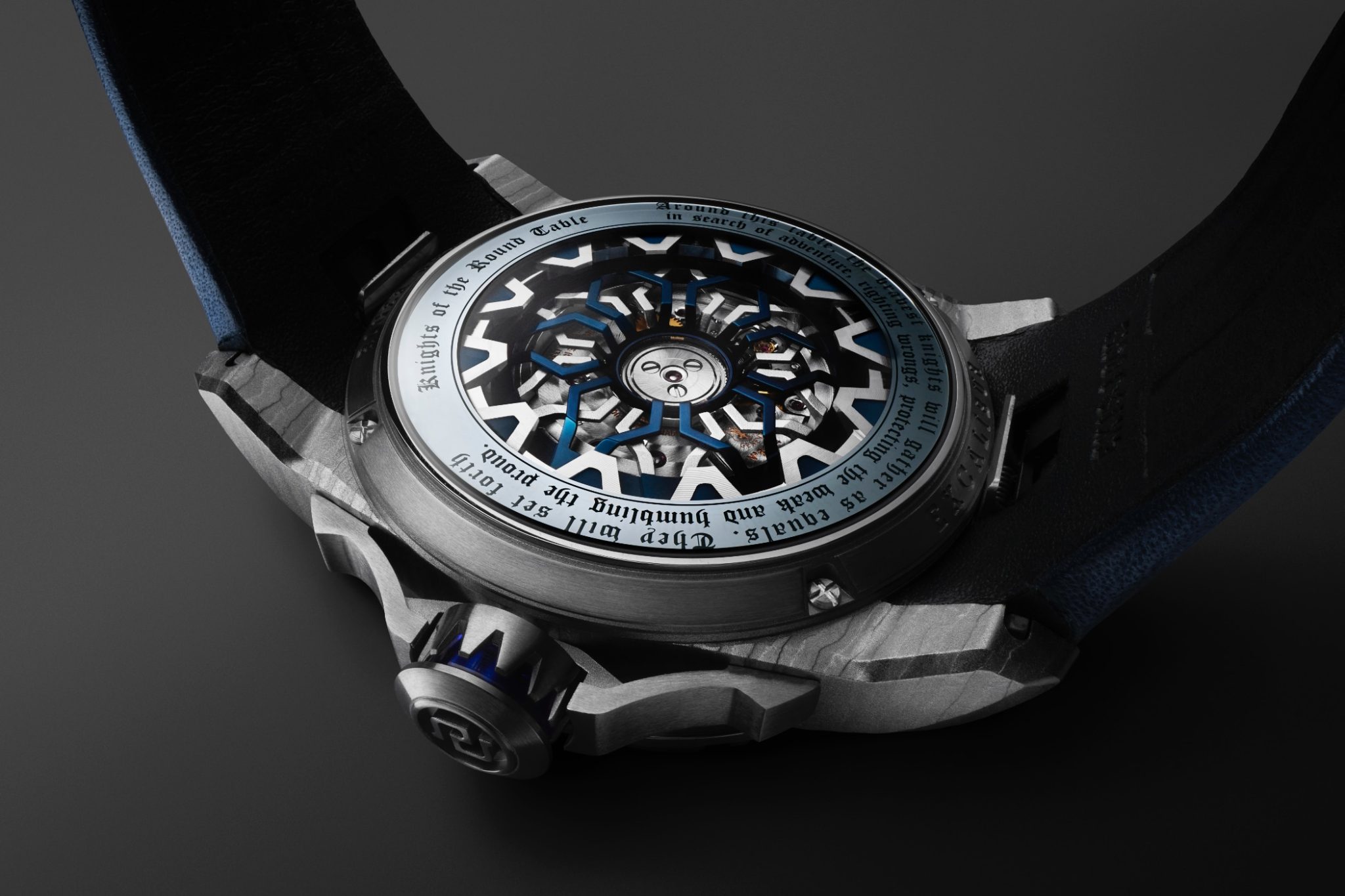 roger-dubuis-knights-of-the-round-table-damascus-titanium-RDDBEX1058-ueberblick-rueckseite