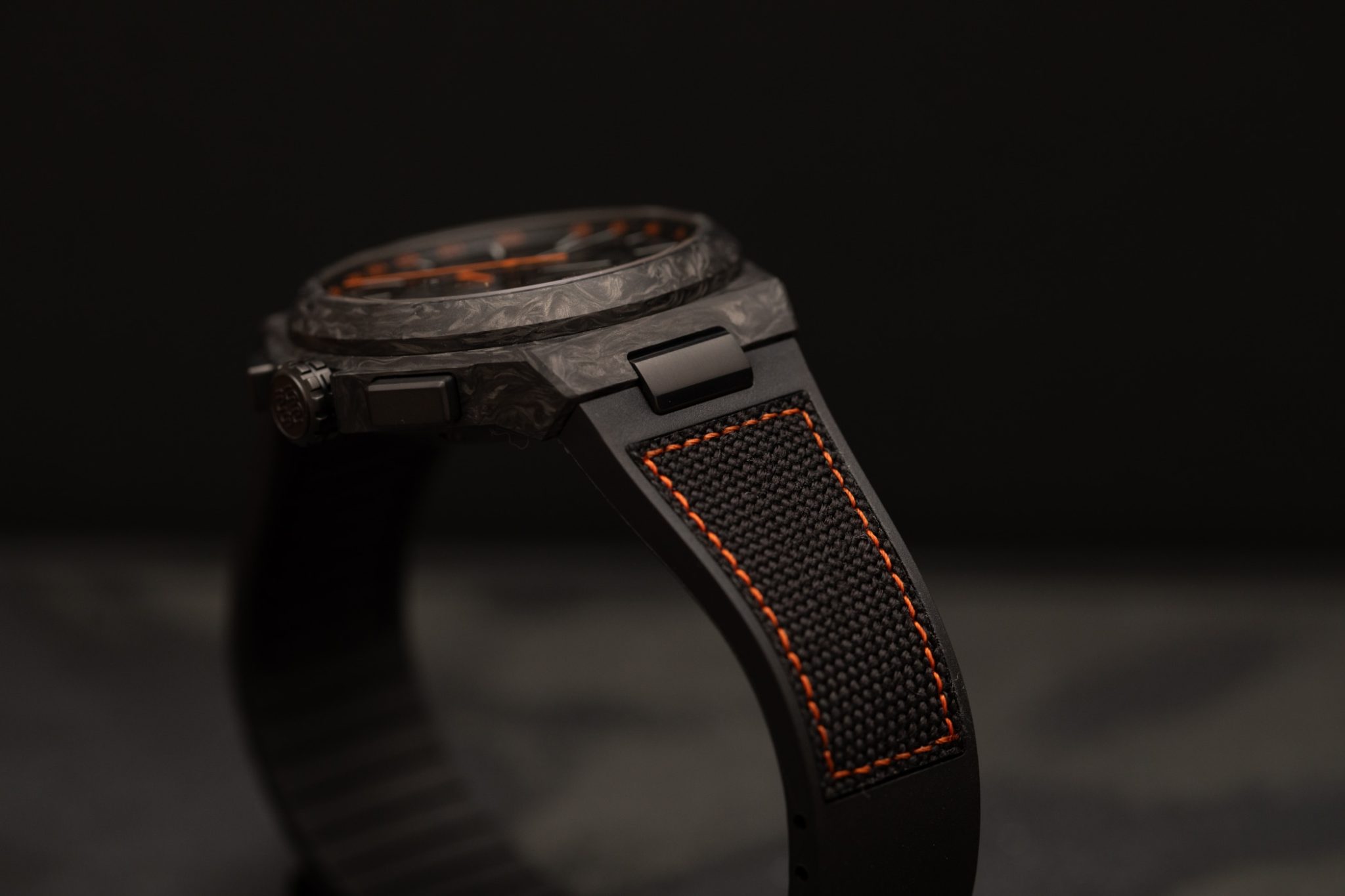 wempe-iron-walker-chronograph-46-carbon-WI690011-orange-band