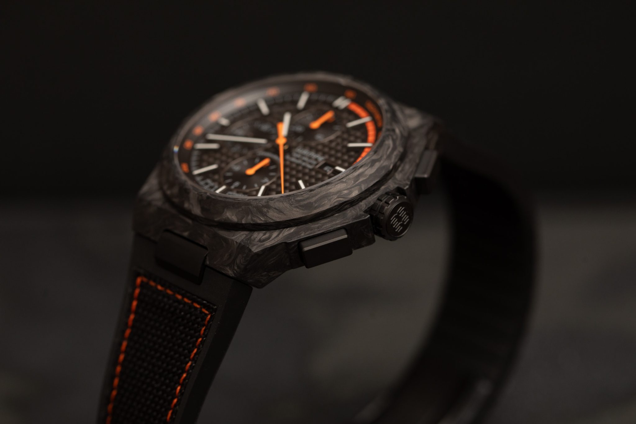 wempe-iron-walker-chronograph-46-carbon-WI690011-orange-gehause