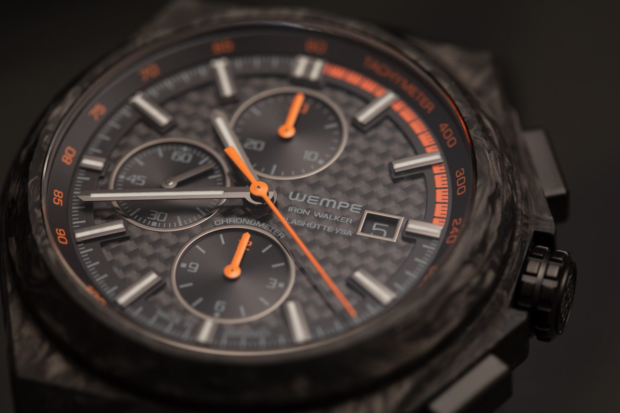 wempe-iron-walker-chronograph-46-carbon-WI690011-orange-zifferblatt-close-up
