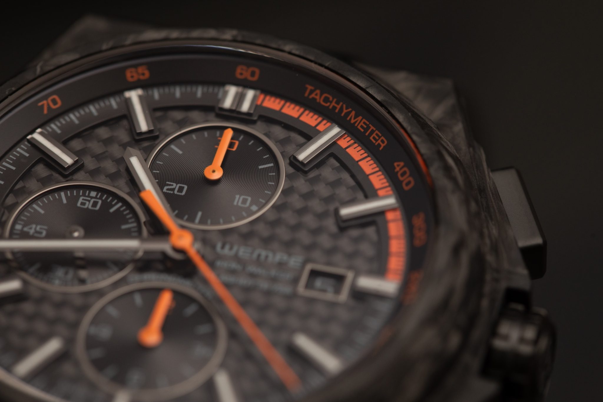 wempe-iron-walker-chronograph-46-carbon-WI690011-zifferblatt-close-up