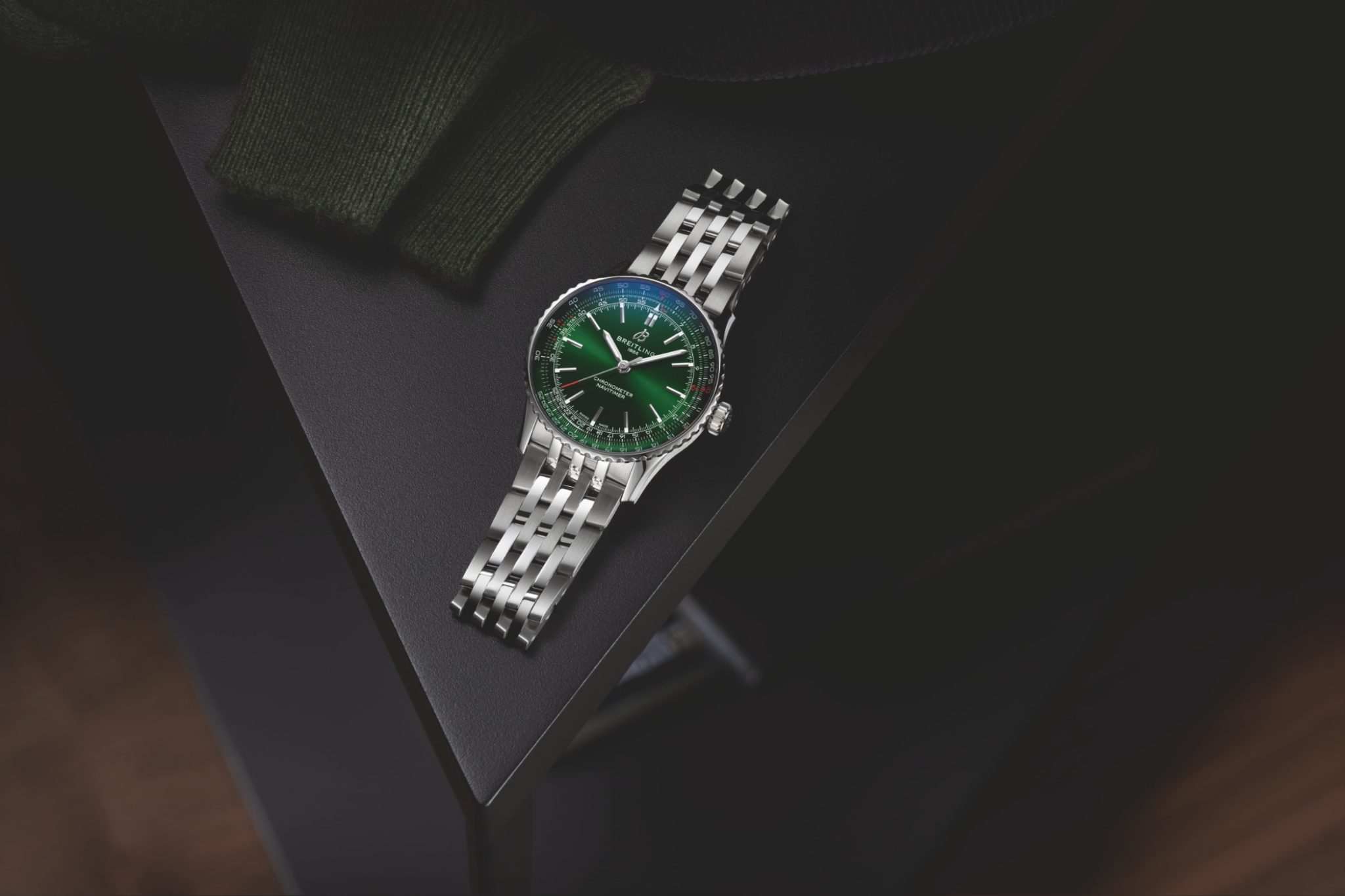 breitling-navitimer-automatic-41-green-bracelet