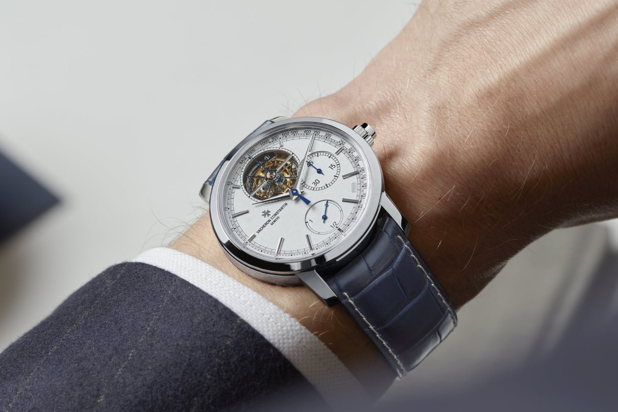 vacheron-constantin-traditionnelle-tourbillon-chronograph-collection-excellence-platine-5100t-000p-h041-wrist