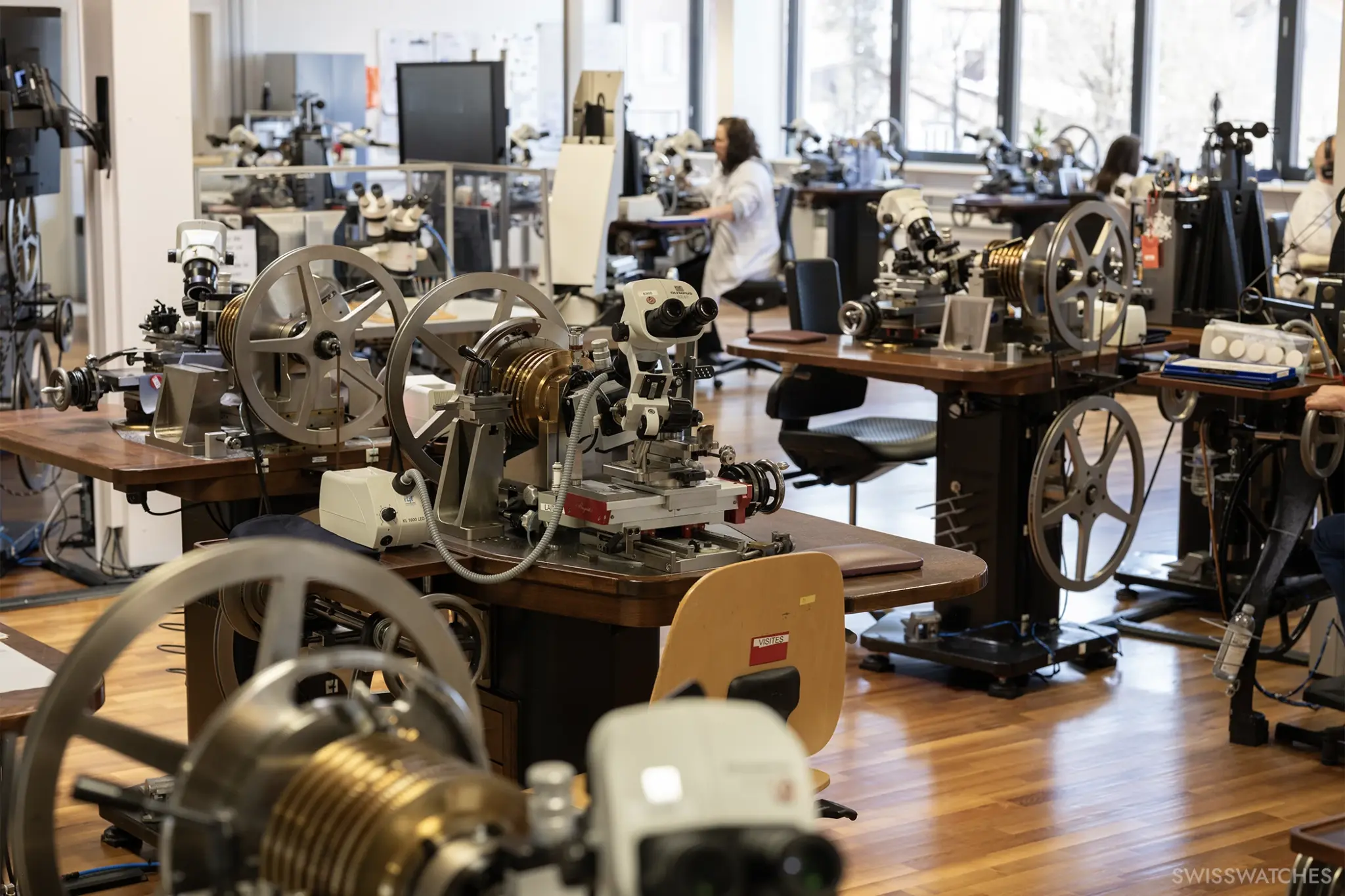 Die zahlreichen Guilloche Maschinen in der Breguet Manufaktur