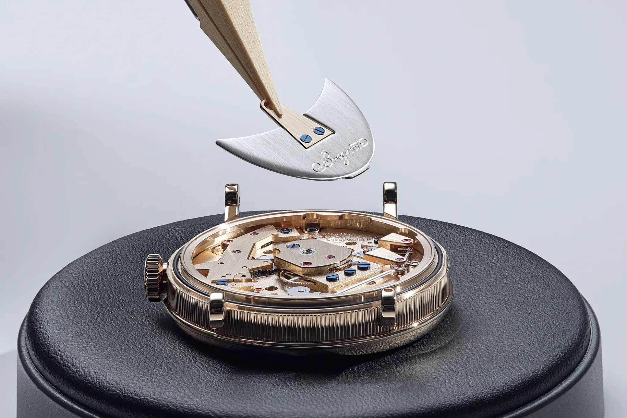 Die Breguet Tradition Seconde Rétrograde 7035BH/H2/9V6 mit Schwungmasse in Form eines Halbmondes