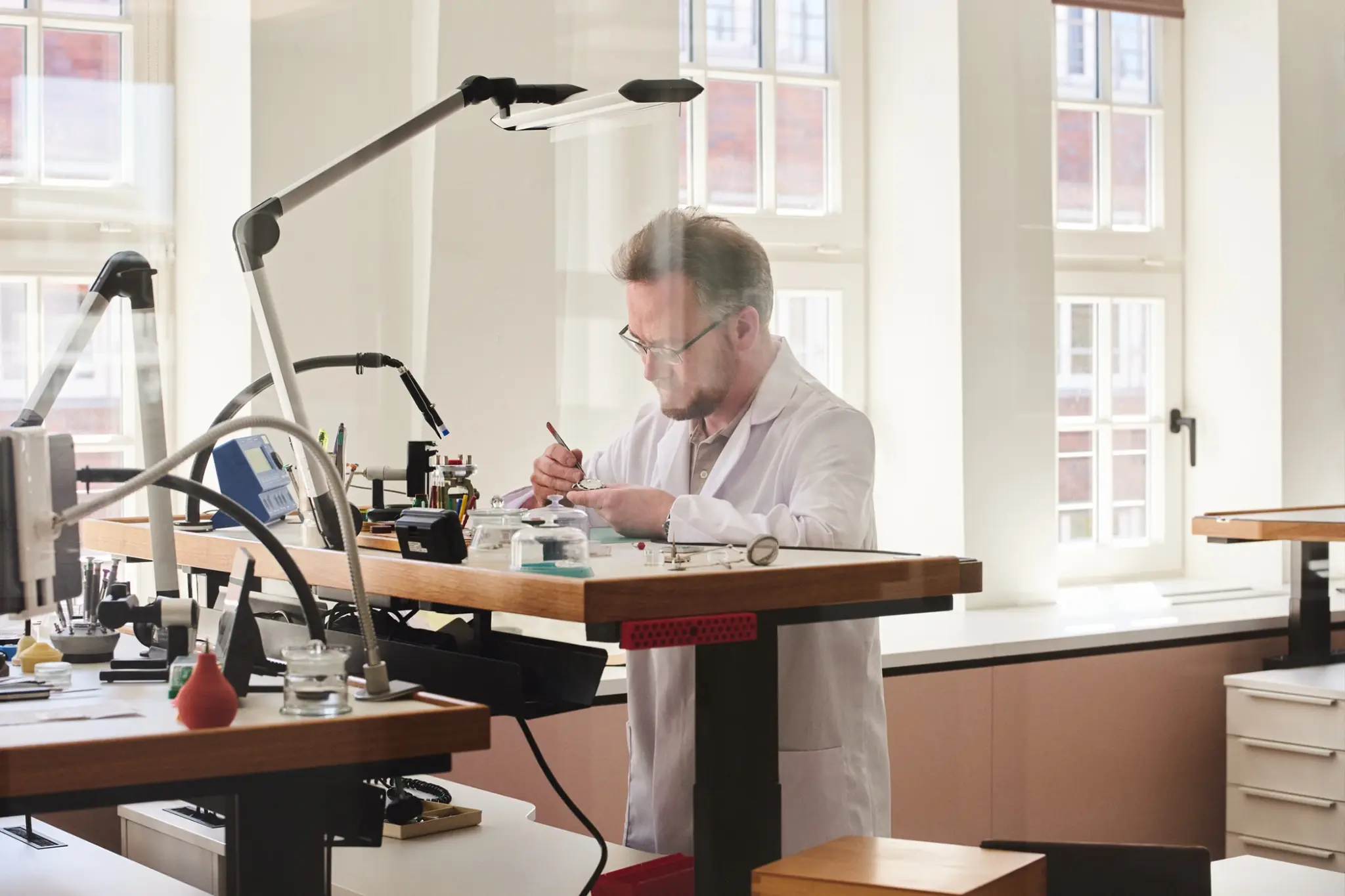 Die Wempe Stubbenhuk Uhrenwerkstatt mit einem Uhrmacher