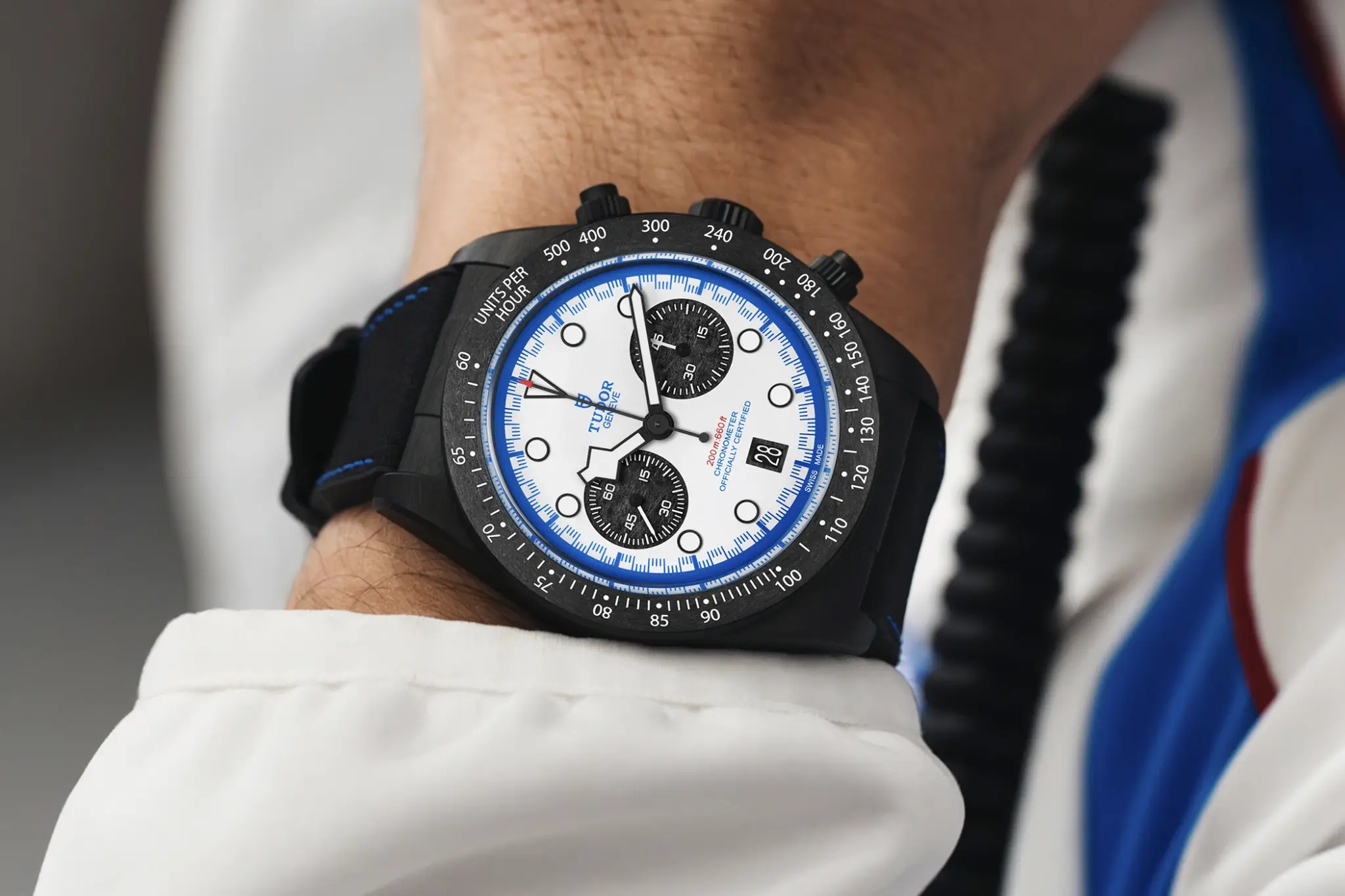 tudor-black-bay-chrono-carbon-25-ref-79377kn-am-handgelenk