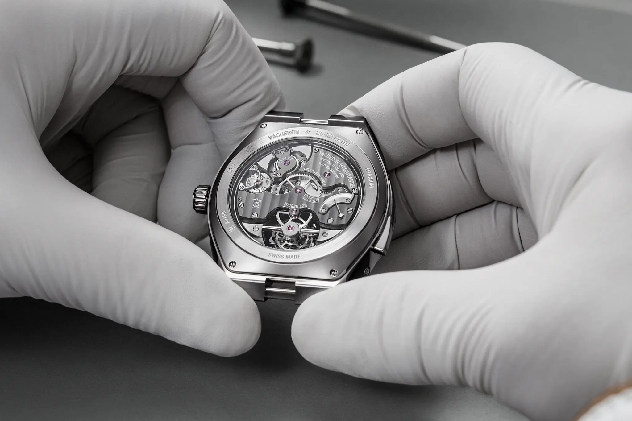 Die Gehäuserückseite der Vacheron Constantin Overseas Grand Complication Openface Ref. 6510V/110T-128C