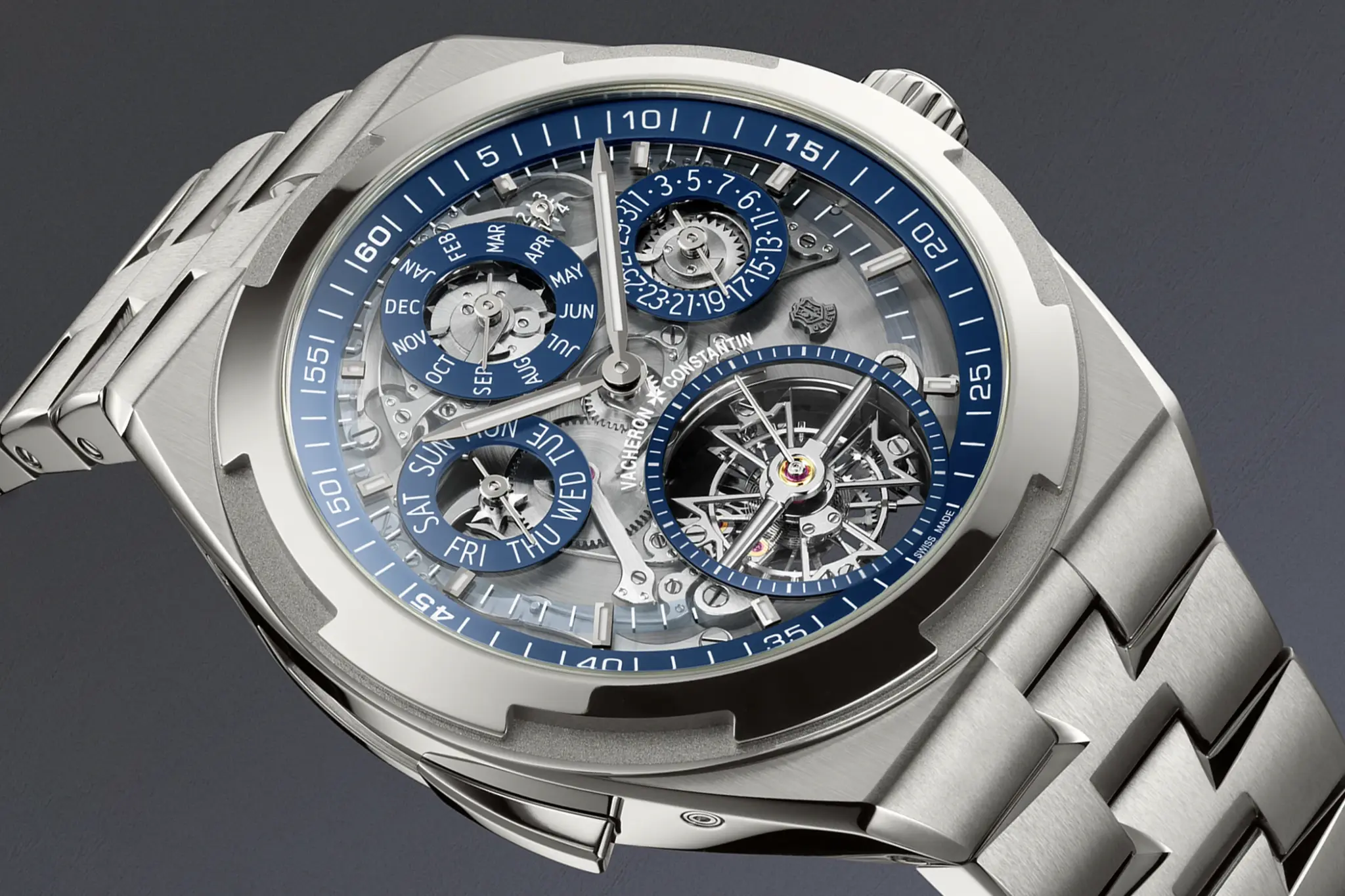 Das Zifferblatt der Vacheron Constantin Overseas Grand Complication Openface Ref. 6510V/110T-128C in einer Nahaufnahme